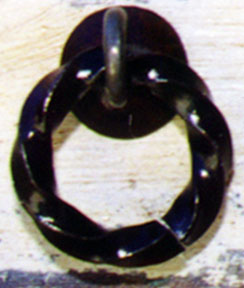 twisted ring pull